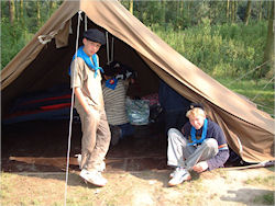 Kamperen in een tent, avontuurlijk in de natuur