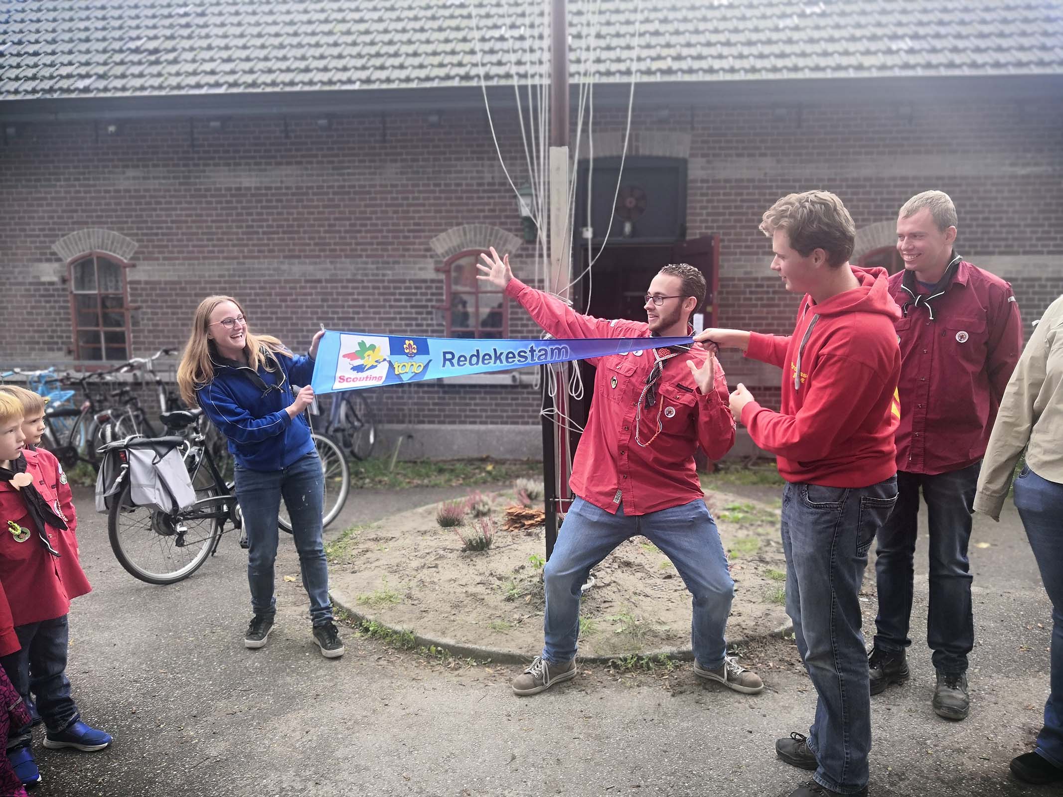 De aanwezige roverscouts van de Redekstam ontvingen als cadeau een eigen vaandel