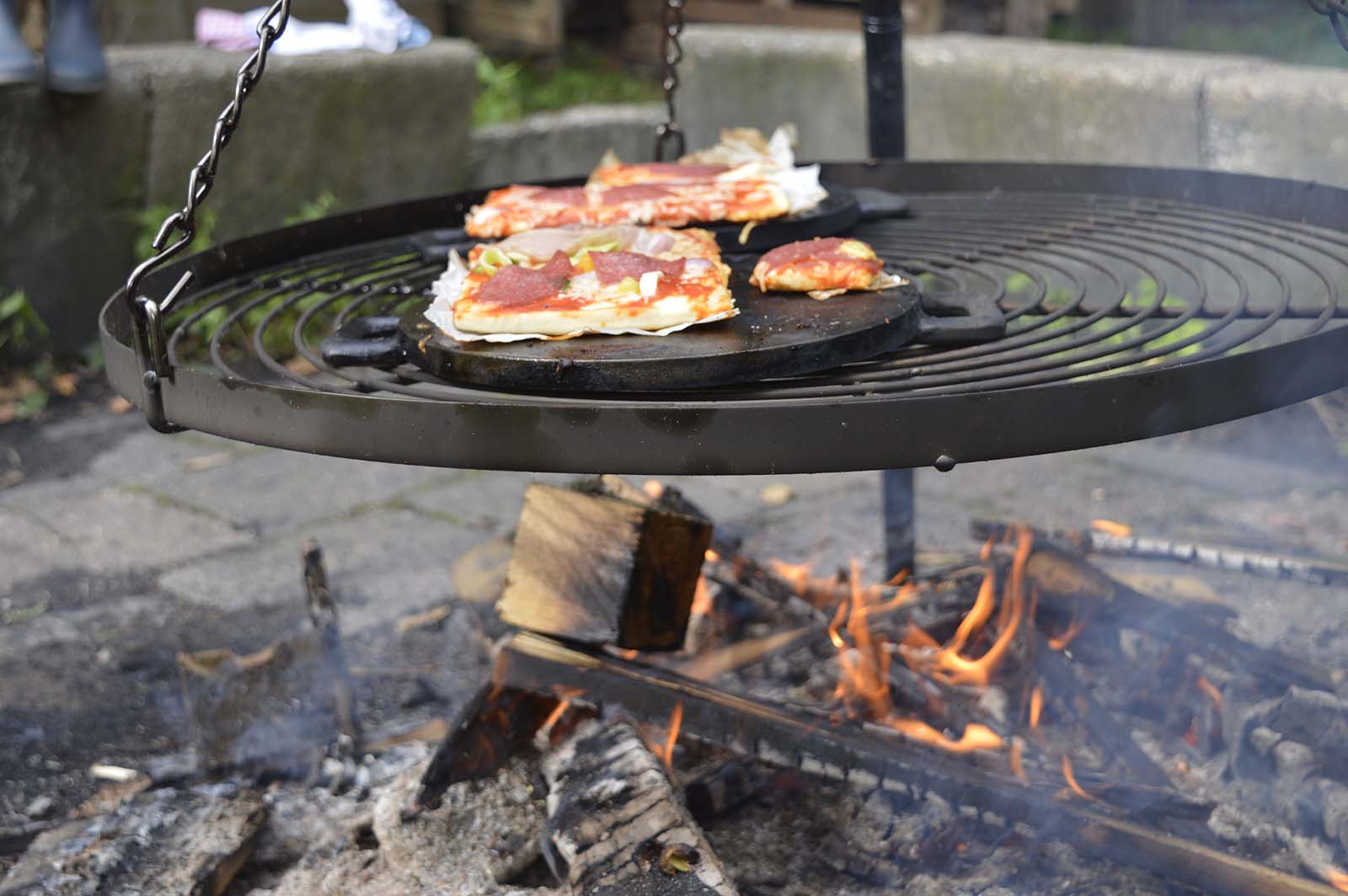 Koken op houtvuur bij de Scouting Tono-groep Vlaardingen