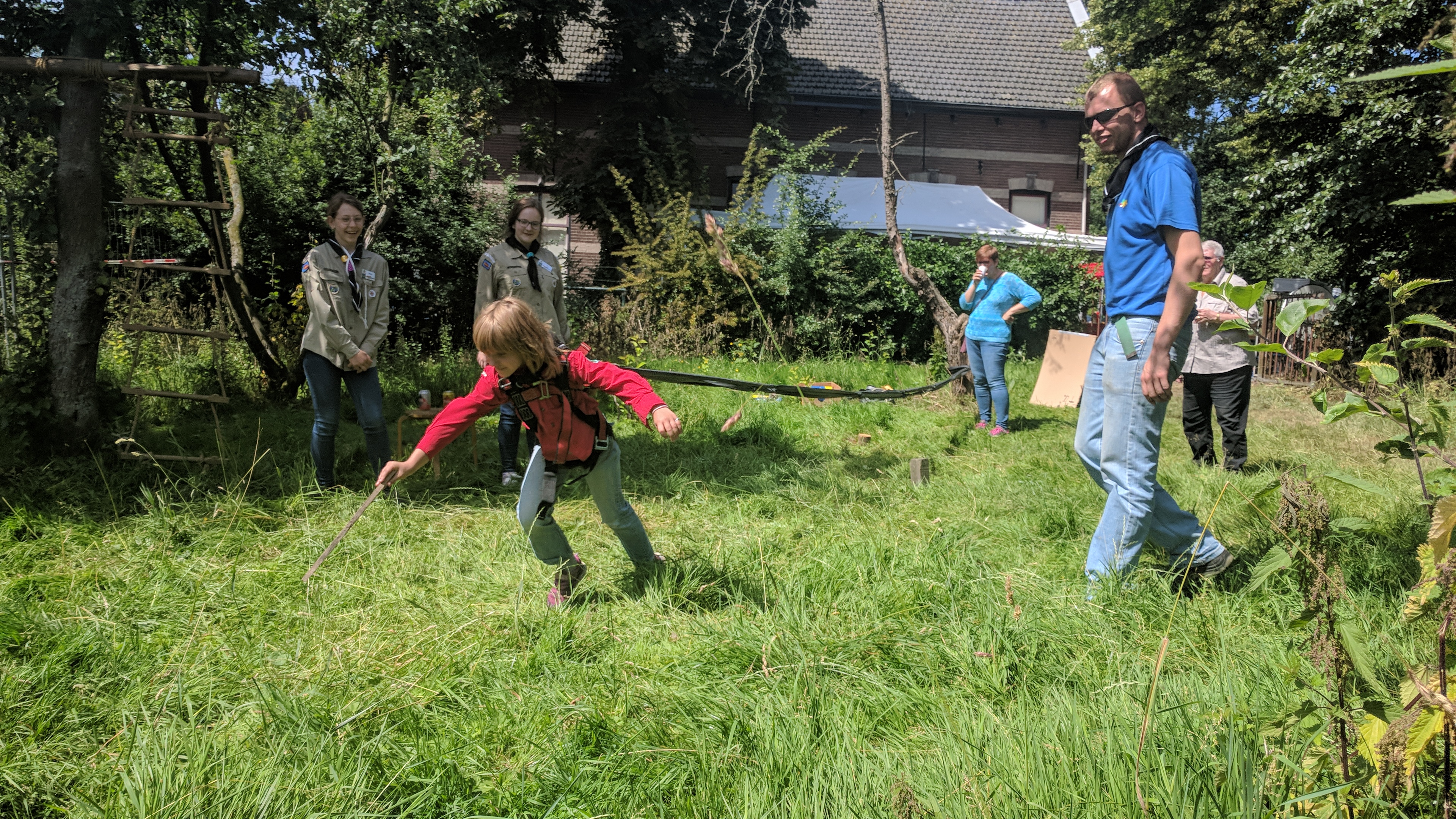 Probeer zelf hoe ver jij komt in de bungyrun tijdens het Kids Powerrr Event van de Scouting Tono-groep.