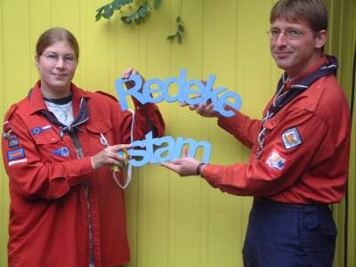 Aankomend Jongerenstammer Marloes Jansen ontvangt het naambordje uit handen van de voorzitter van de Scouting Tono-groep