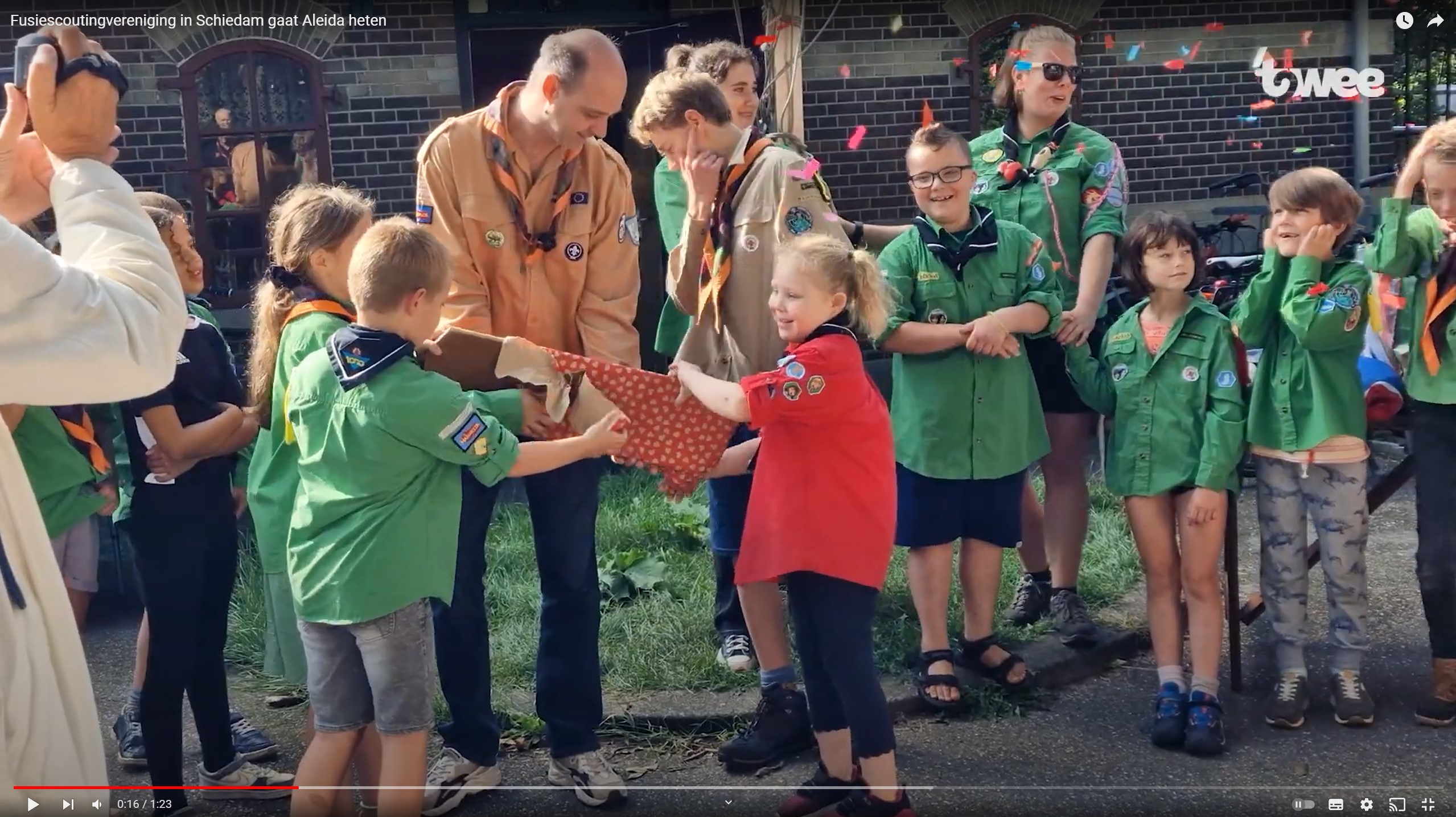 Streekomroep Twee maakte een reportage over de onthulling van de nieuwe naam en nieuwe das