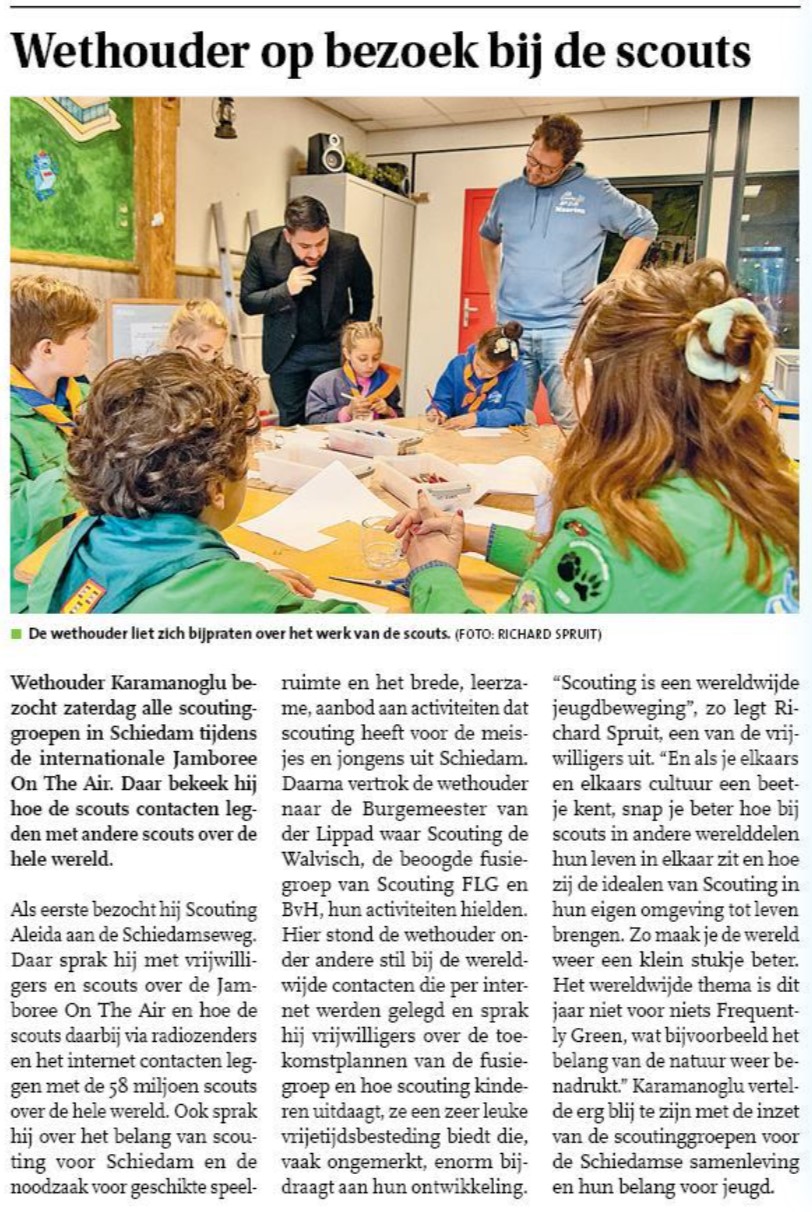 Op pagina 8 van het Nieuwsblad Schiedam het bezoek van de wethouder Jeugdbeleid aan Scouting Aleida Schiedam